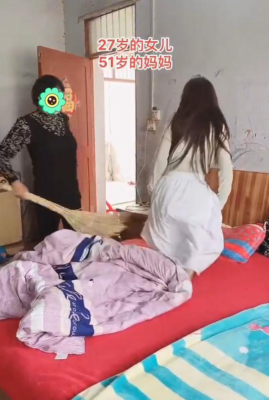 求职|年轻女子不找工作也不找对象，还赖床不起，遭母亲拿扫帚教育