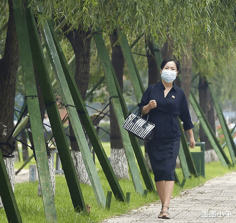 这是朝鲜人自己造的公交车,是不允许外国游客坐的