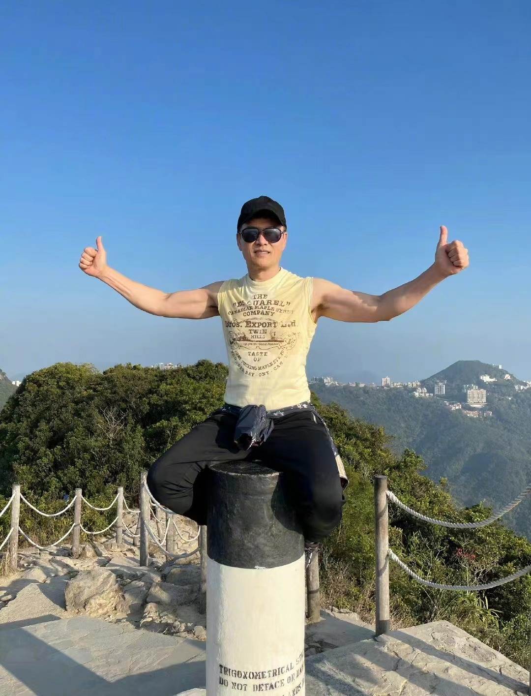 吕良伟|66岁吕良伟带家人登山，穿背心秀肱二头肌，一手将娇妻抱上肩头