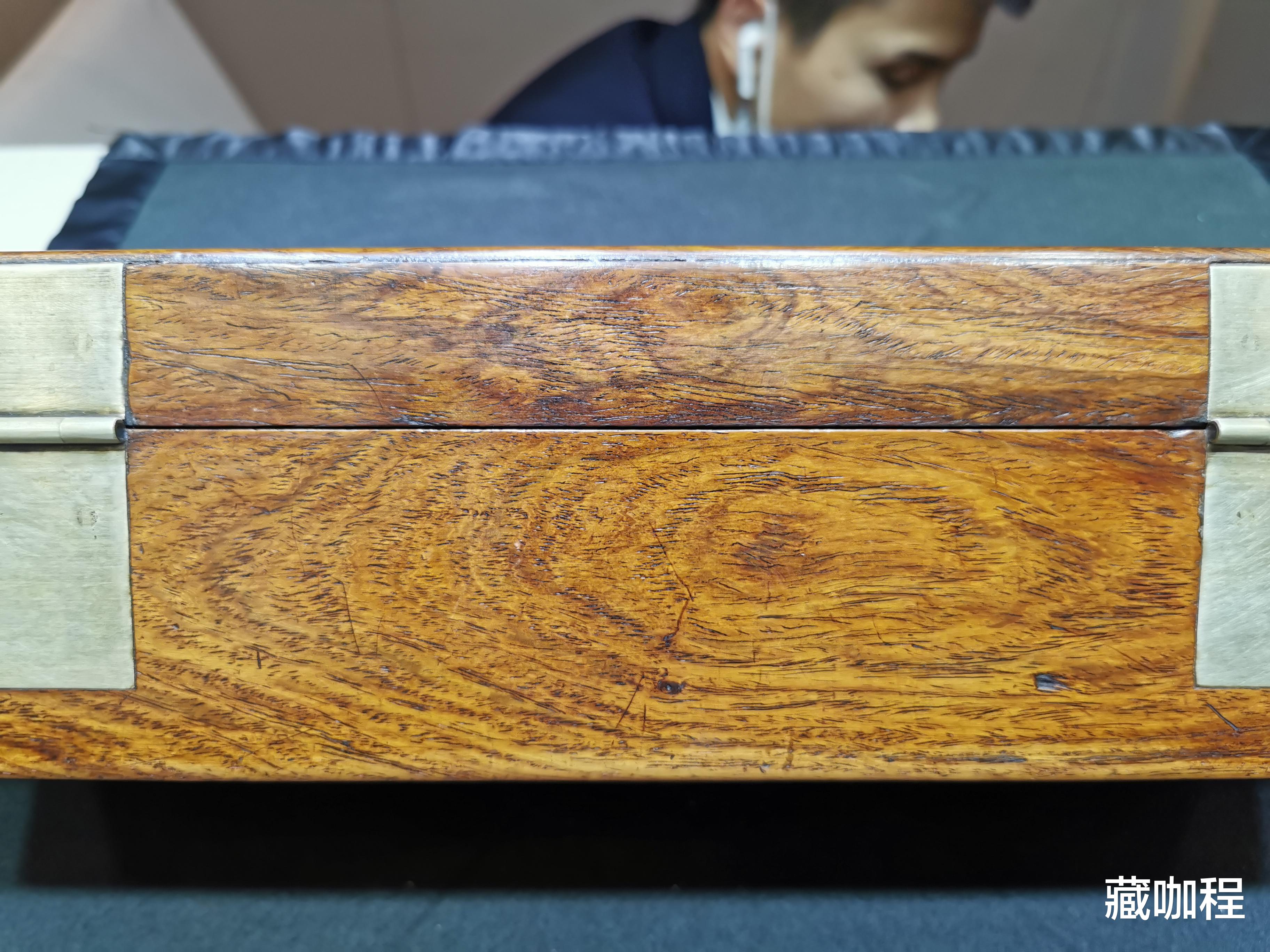 |纹理细密、料够老，小轿箱里外全黄花梨