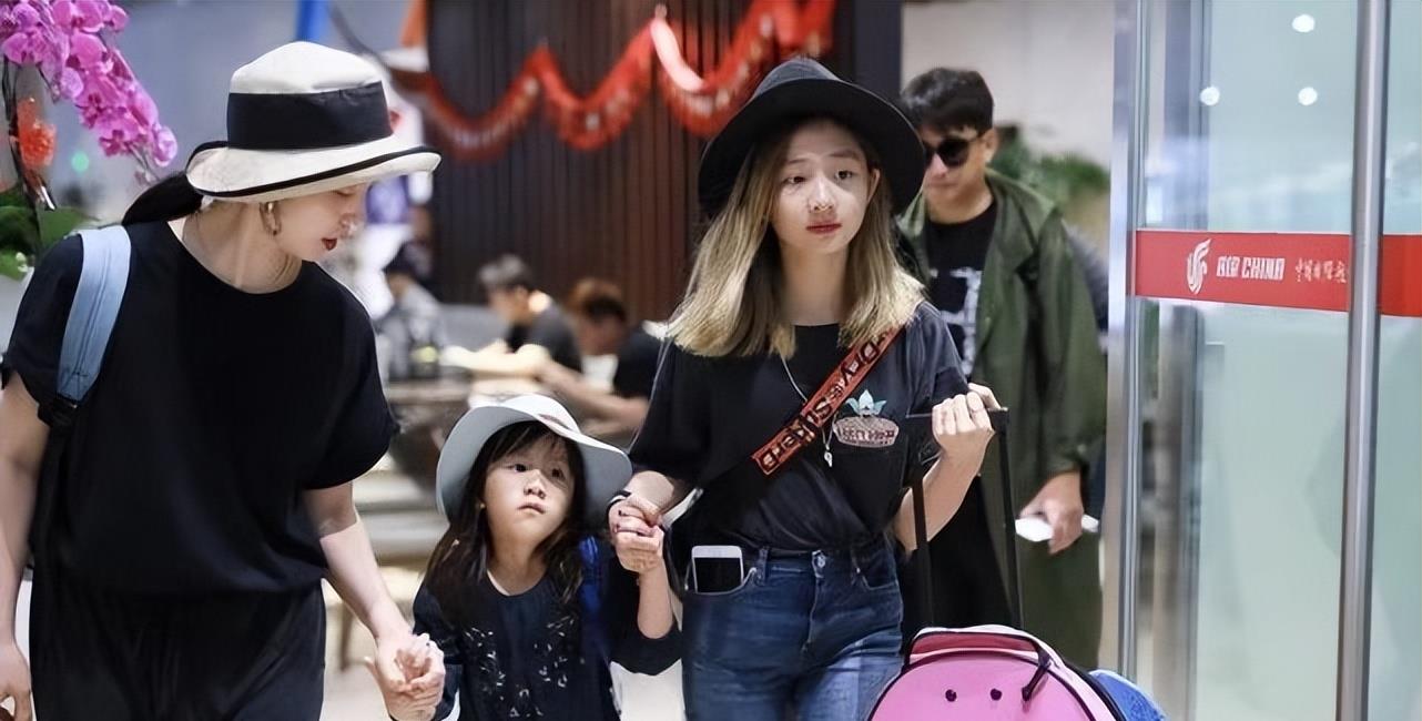 黄磊|黄磊一家四口走机场，长女染黄头发太非主流，小女儿美得更出众