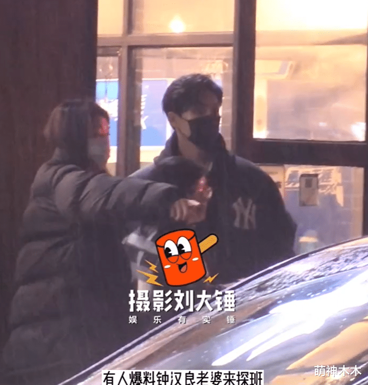 钟汉良|疑似钟汉良老婆探班被拍,男方雨中撑伞照顾女方,两人传秘婚多年