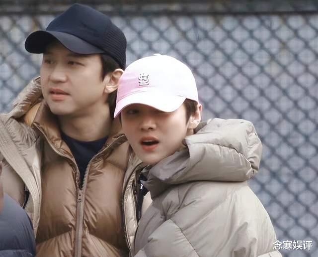 鹿晗|鹿晗在丹东街头录节目,肤白俊美像个大学生,从日本回国后大变样