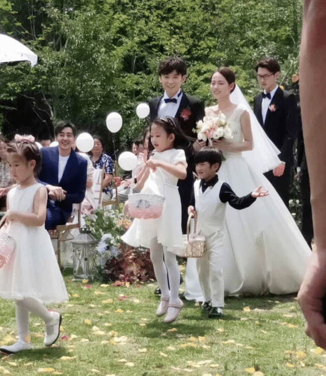 买超|网友偶遇买超携邵晴聚餐，女方戴鸽子蛋大方打招呼