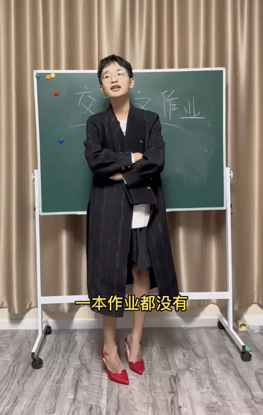 钟美美发文回应父母离婚,家暴画面常在梦中重现,对敲门声很敏感
