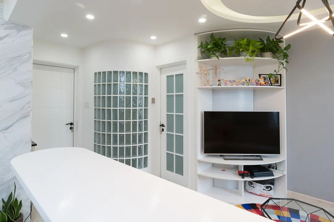 晒晒13万装修的55平小户型,这弧形电视墙,很多人就没见过