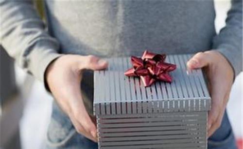 上市公司|员工想升职加薪,私下给领导送礼,结果领导的一番话让他无地自容