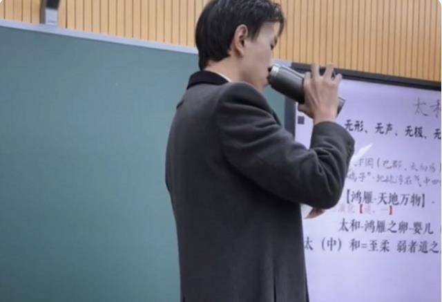 靳东|大学男老师因撞脸“靳东”走红，颜值能力双在线，网友直言想蹭课