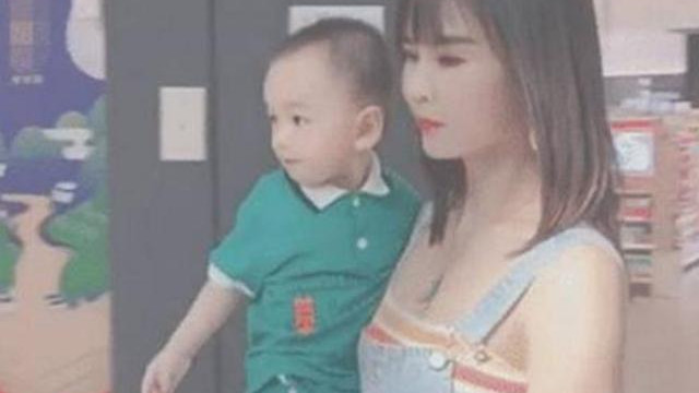 补钙 “最嫩奶奶”走红，带孙子出门被认是妈妈，网友：孩子缺爷爷吗