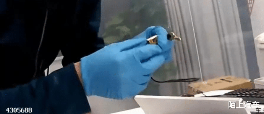 贫穷限制了两个毛贼的想象!砸豪车扔20万名包,只为了2000元现金