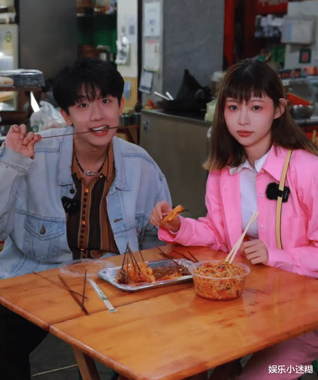 芒果台|痞幼与小鲜肉合拍,小甜风照片却全程凹高冷,网友:脸好僵