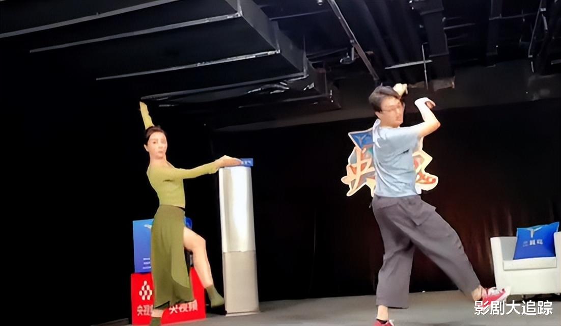 央视|李思思公开央视后台照片!化妆台凌乱接地气,夜半加班打工人真实