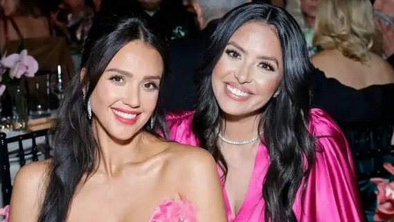 康熙|40岁瓦妮莎亮相时尚晚会！一袭红色长裙亮眼，守寡2年风韵犹存