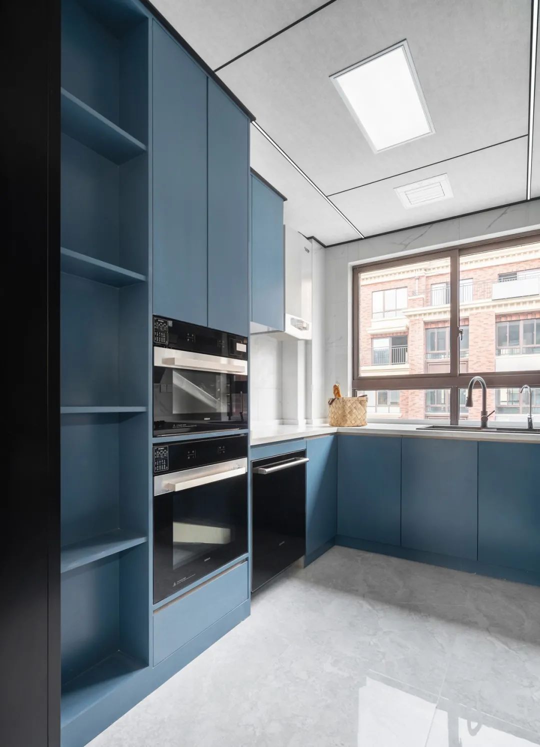 克莱因蓝+奶油白：他家150m2的轻法式家，高颜值还巨能收！