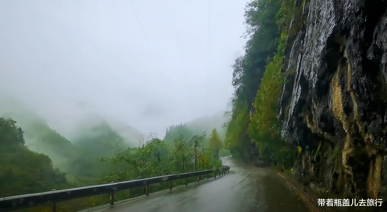 |渝东北自驾游：从亢谷出发一路雨雾蒙蒙像仙境，夜宿开州汉丰湖畔