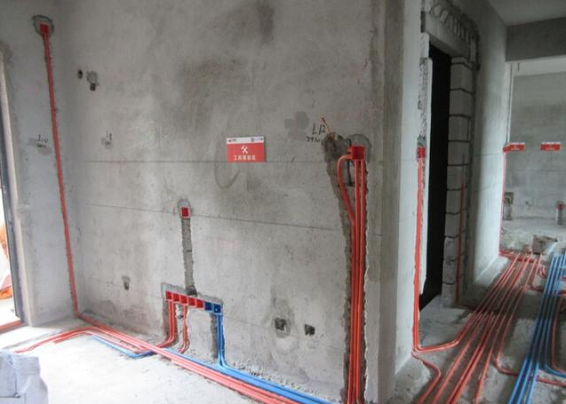 我家水电安装找熟人做的，看了邻居家水电安装后，真想砸了重装！