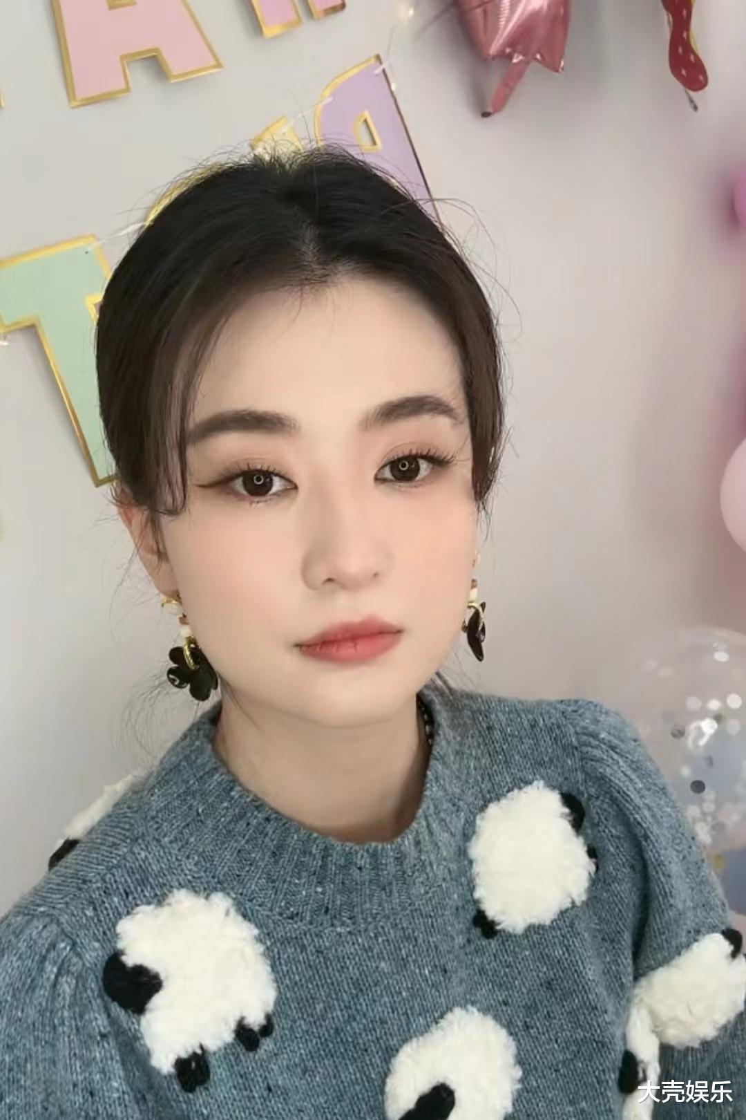 乔欣|29岁的乔欣直播庆生，同事亲自下厨做饭，有鱼有肉满满一大桌子菜