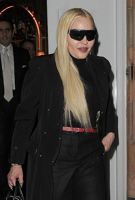 周迅|64岁麦当娜无滤镜近照曝光，双下巴垂到脖子，保养过度变橡胶脸