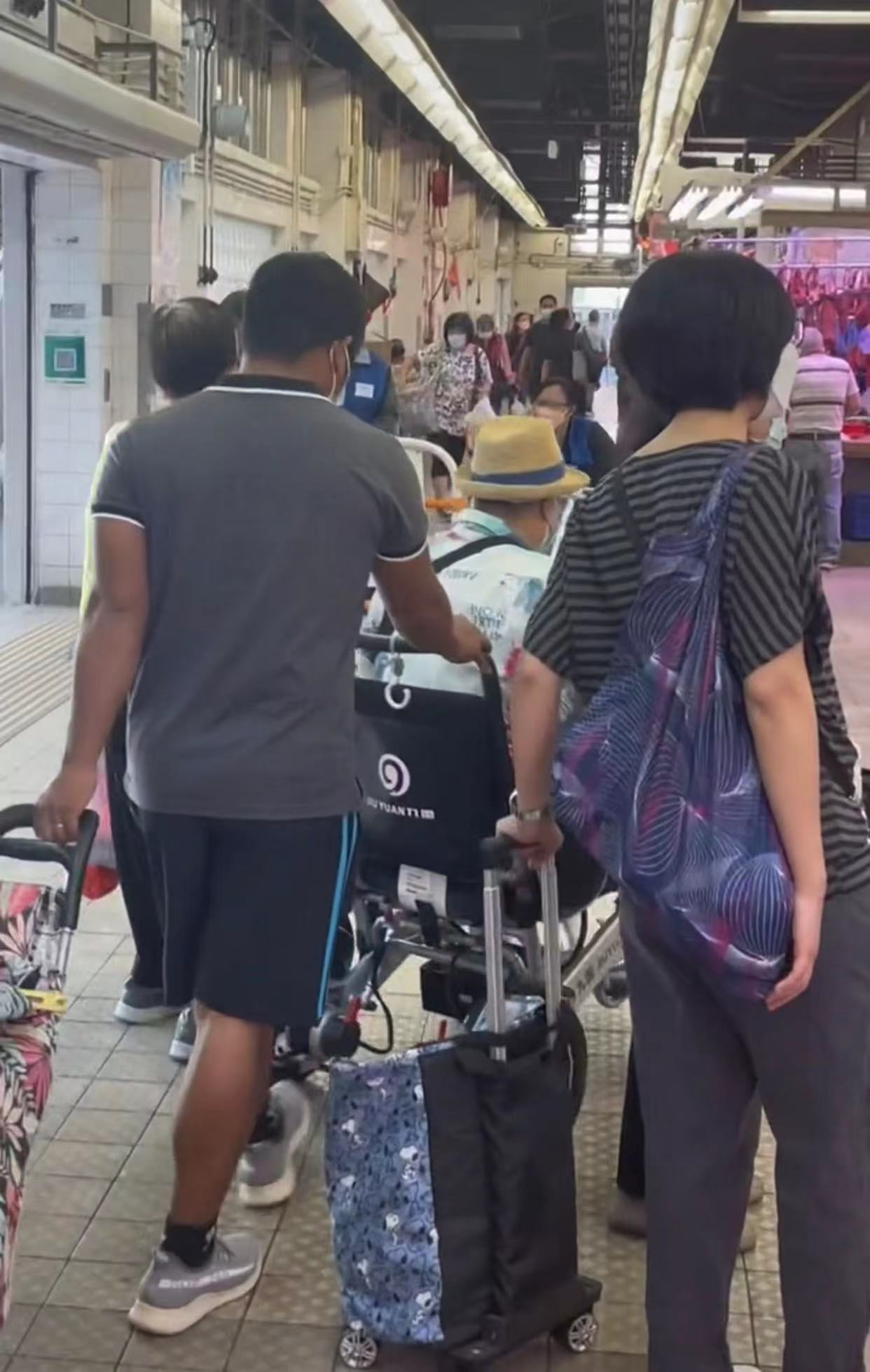 洪金宝|洪金宝现身菜市场变化大!穿拖鞋身材消瘦,坐轮椅壮硕保镖护航