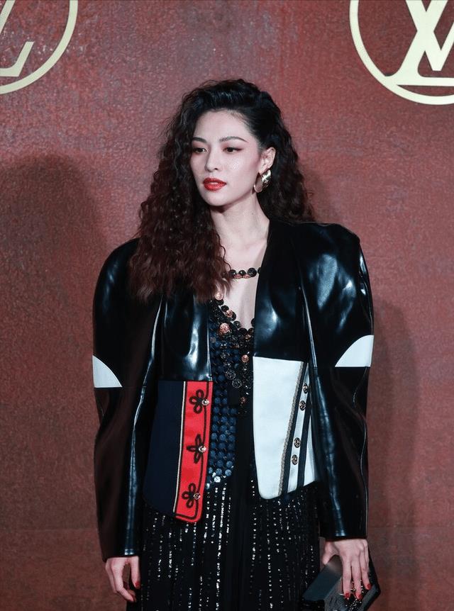 lv LV大秀！三代谋女郎同场，周冬雨章子怡翻车，舒淇钟楚曦用力过猛