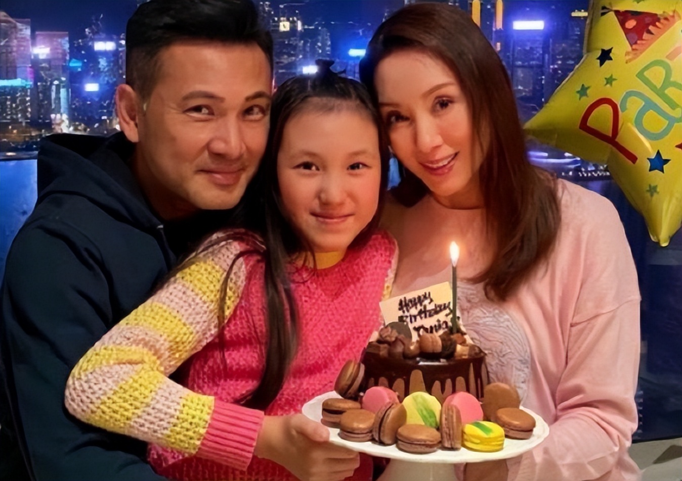 郭可盈|?郭可盈母女海边吹风,拎18万包淋雨超土豪,女儿穿三千短袖显贵气