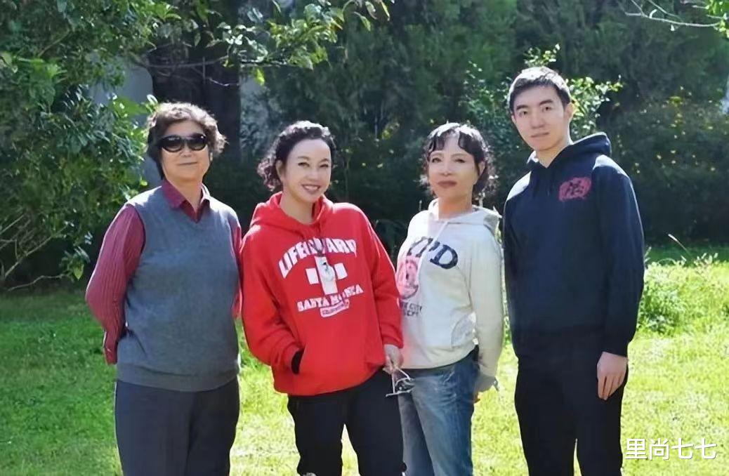 刘晓庆|小刘晓庆5岁的妹妹原来这么年轻！跟姐姐参加聚会，化浓妆抢风头