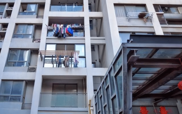 中国好邻居:少妇“半裸”睡衣阳台与男邻居搭讪,引网友热议