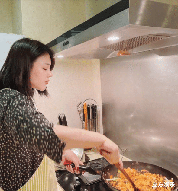 马思纯|马思纯晒做菜近照，整个人发福不似女明星，网友：肚子像怀孕了