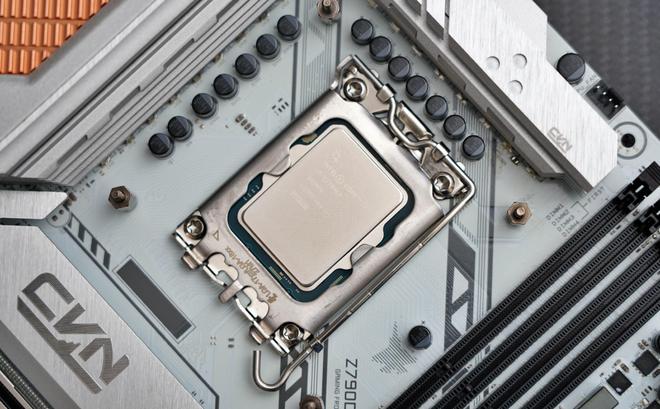 CPU|?双11装机汇报：13700KF+七彩虹Z790+骨伽天吴T5水冷