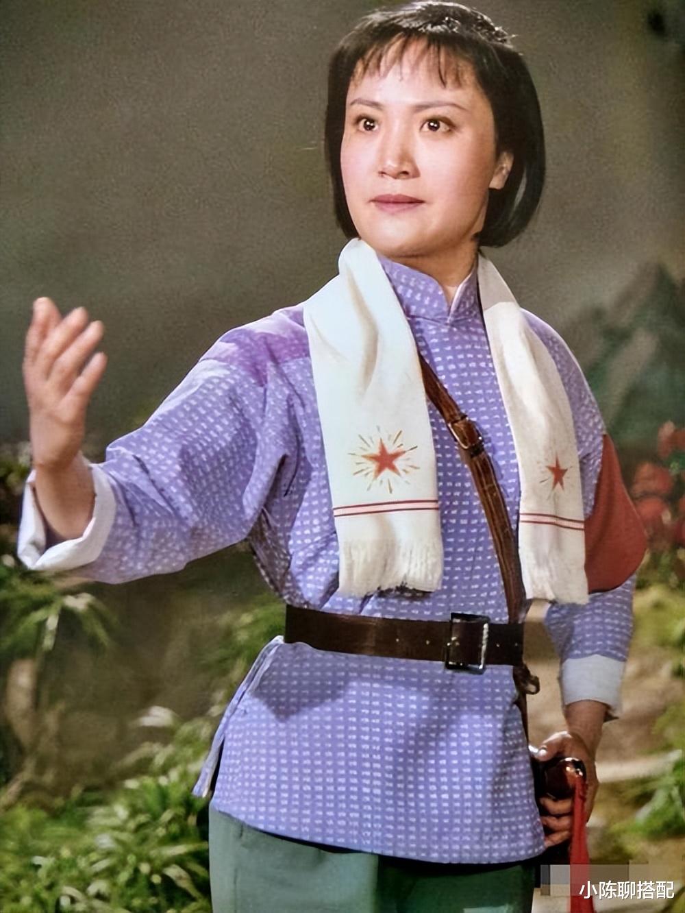 更年期 “86版白骨精”杨春霞:不扮嫩的优雅穿搭很实用,到老都有气质