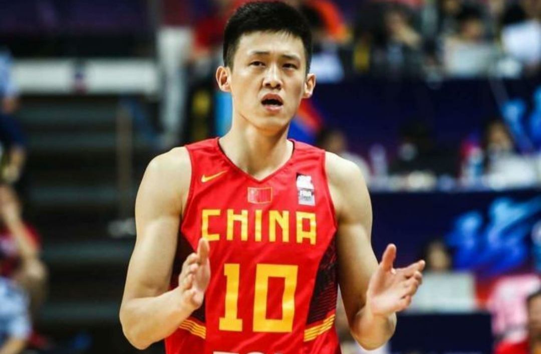 周鹏|周鹏为什么是男篮队长？如果看过15年那次连夜奔袭，你会知道答案