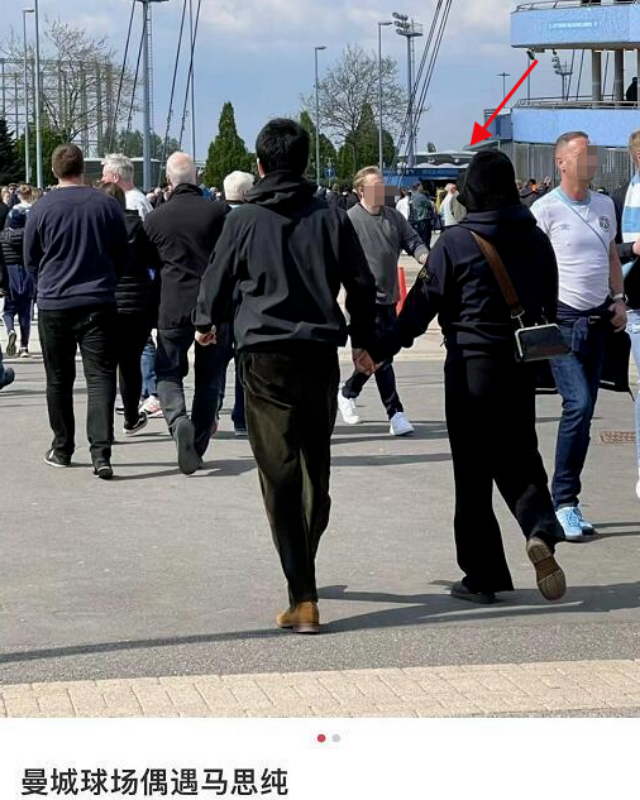 欧豪|欧豪与女子当街熊抱搂腰，女方主动行为亲密，前女友在英国待产