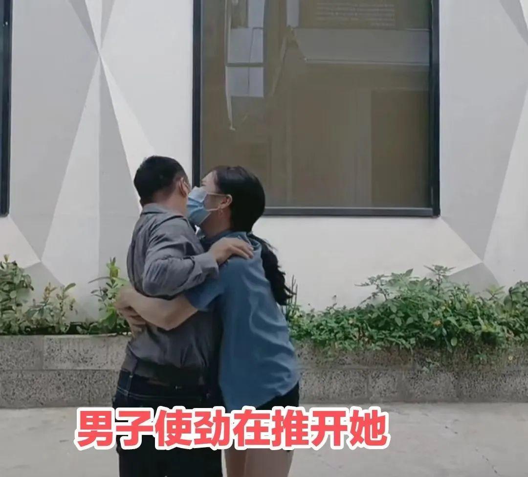 广东：打工女紧紧抱住大叔，不让他离开，女子：你不能抛弃我