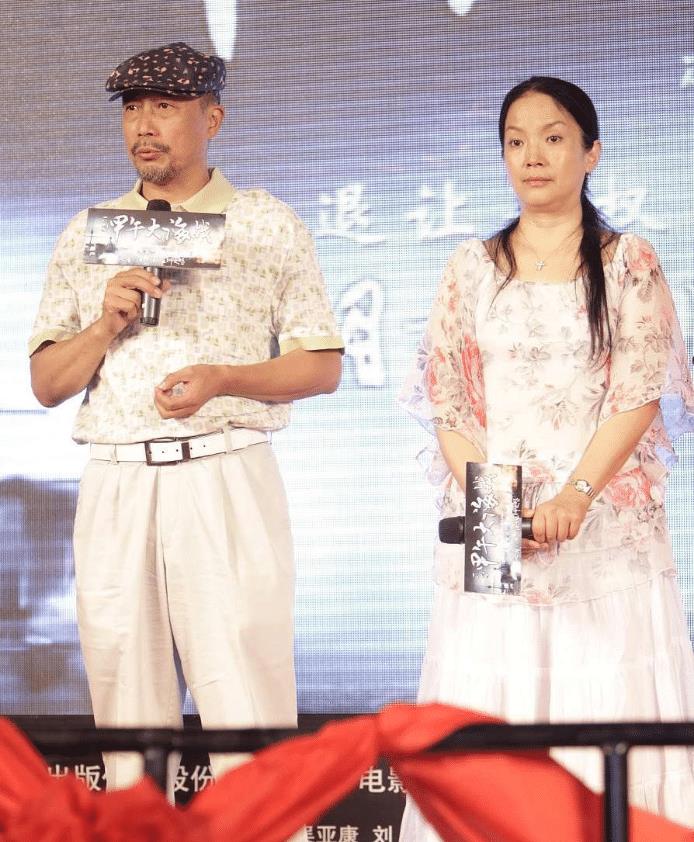 吕丽萍真是把自己当小姑娘了,齐刘海还挺显嫩,但肌肉腿抢镜了