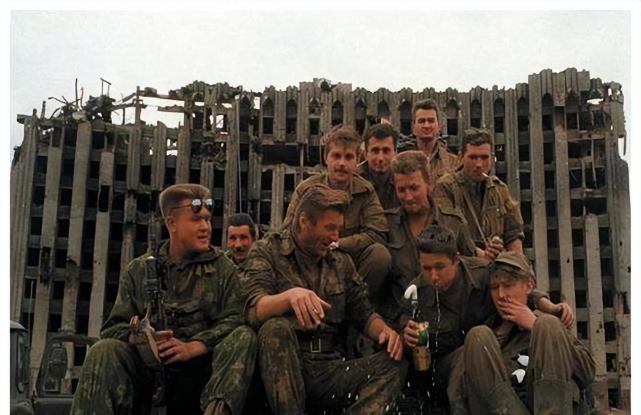 苏联 英雄的差别！俄罗斯英雄成红场阅兵主角，乌克兰“英雄”投降俄军