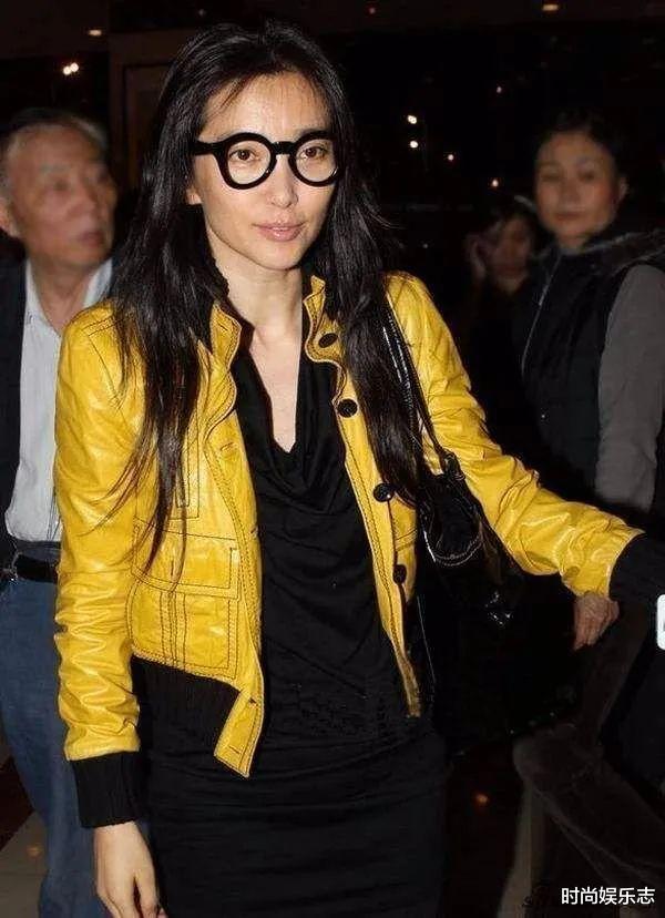 李冰冰|49岁李冰冰现身社交圈,穿搭华丽抢眼,但精致妆容挡不住老态!