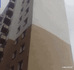 |“从领导办公室出来的女同事，这衣服怎么还穿反了？”