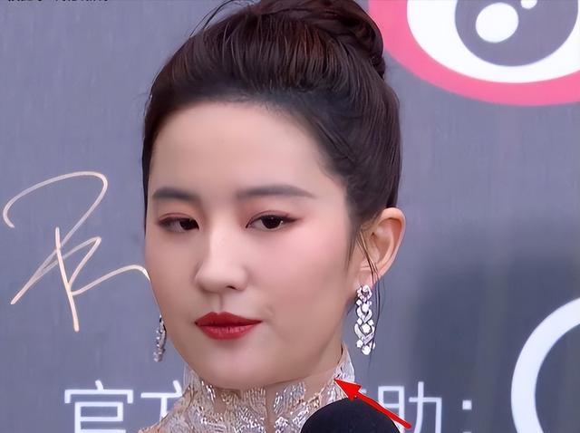 刘亦菲|刘亦菲新造型翻车?膀大肩宽、背后拉链撑开,网友感叹女神不见了