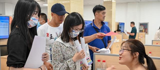 人力资源|“没文化真可怕”，HR要本科生提供大专证，一句话把求职者问懵了