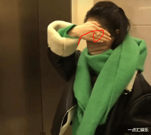 赵丽颖|赵丽颖首次参加春晚，走保暖路线，手上物品成亮点