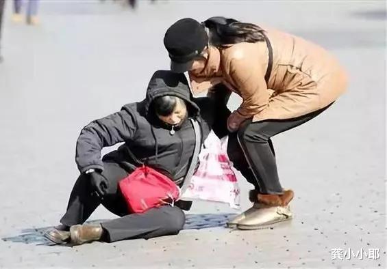回顾:77岁老人摔倒,55岁女士去扶,老人反倒赔给女士5万多