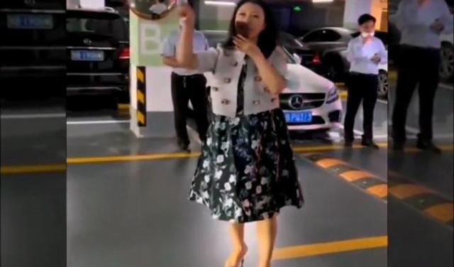 深圳女子开宾利堵自家车位,网友:支持维权,但她丈夫是做什么的