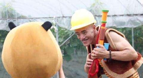 金晨|52岁“光头强”：光环褪去无人问津，卖掉豪车换摩的，娇妻也跑了