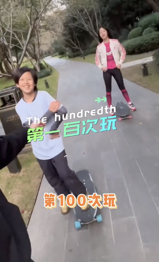 吴尊|吴尊晒女儿第一次玩滑板赞不绝口,刘畊宏儿子与Jasper同框竞技