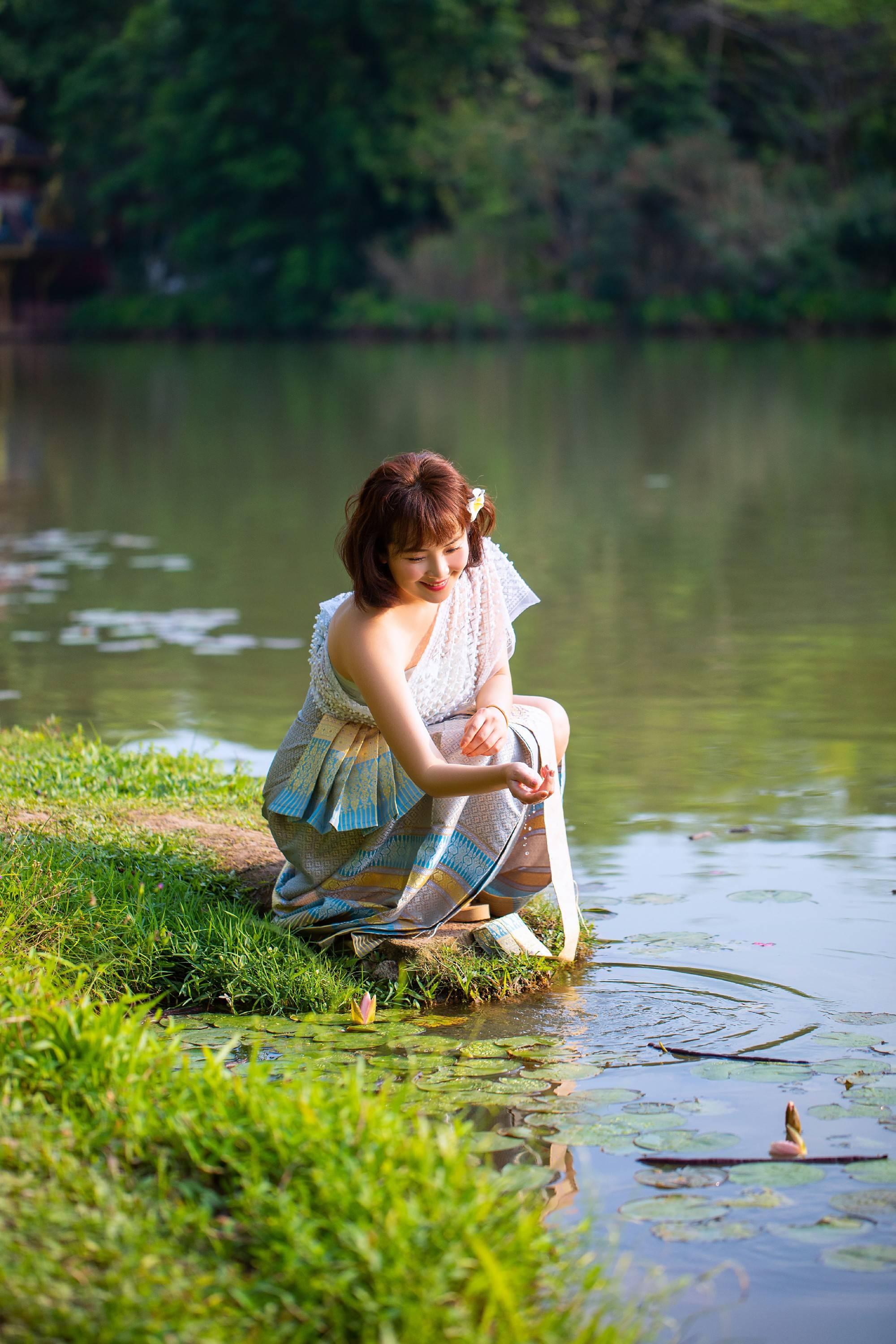 斯琴高丽|斯琴高丽春日浪漫写真曝光,穿越丛林化身傣家姑娘