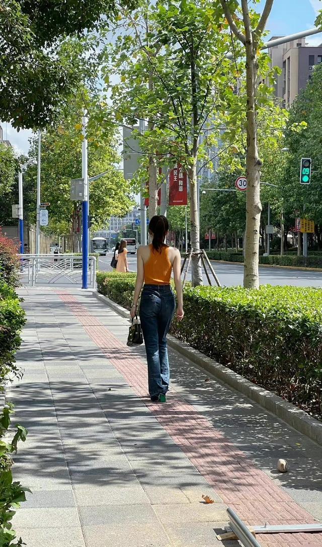 秦岚|秦岚橙色背心俘获了多少男人?新剧芳心荡漾的造型和演技真的绝了