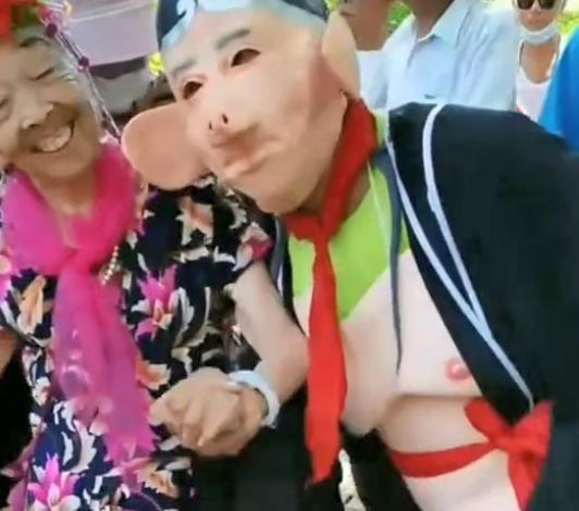 猪八戒|年老不色衰？猪八戒紧握85岁马玉琴的手跳舞，网友：天生一对