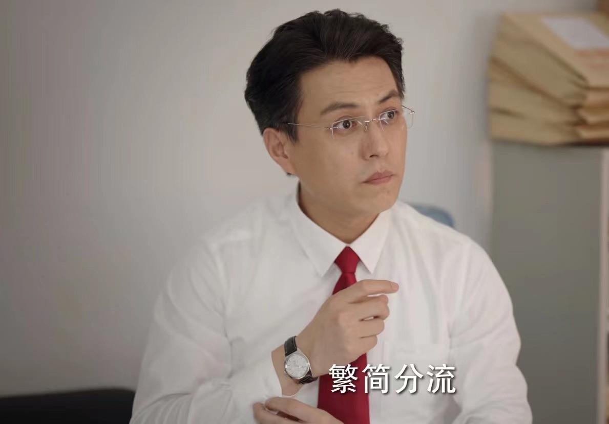 靳东|45岁靳东脱离滤镜出演“法官”，不知扯下多少“浓妆男”的遮羞布