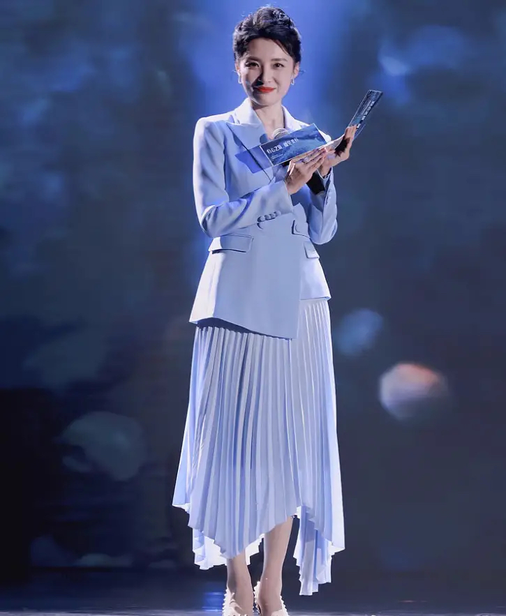 西装|建议职场女性多学学周涛的西装穿搭法则,50岁也能演绎温柔和飒爽 。