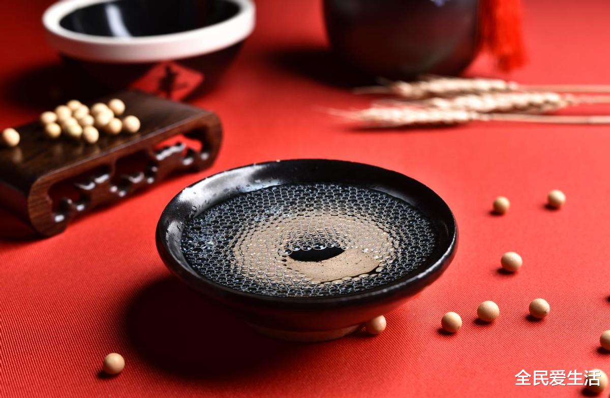 新疆7旬老人过寿,设宴40桌,每桌6瓶茅台!事后砸碎酒瓶?